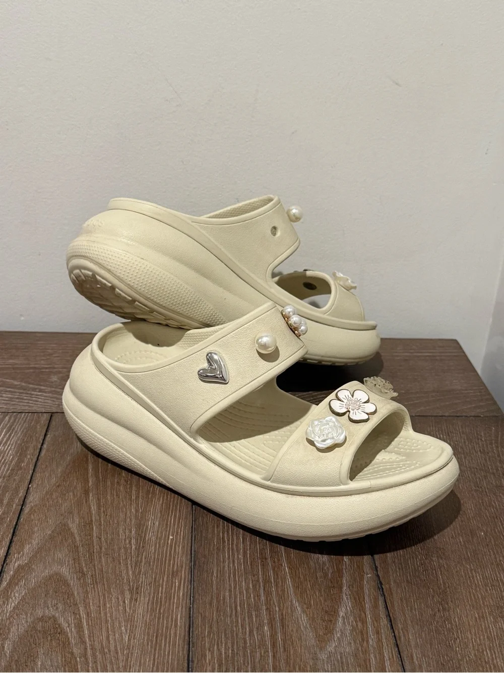Crocs Mega Crush Platform Sandal Cream Women's Sz 8 flower pearls Jibbits bridal